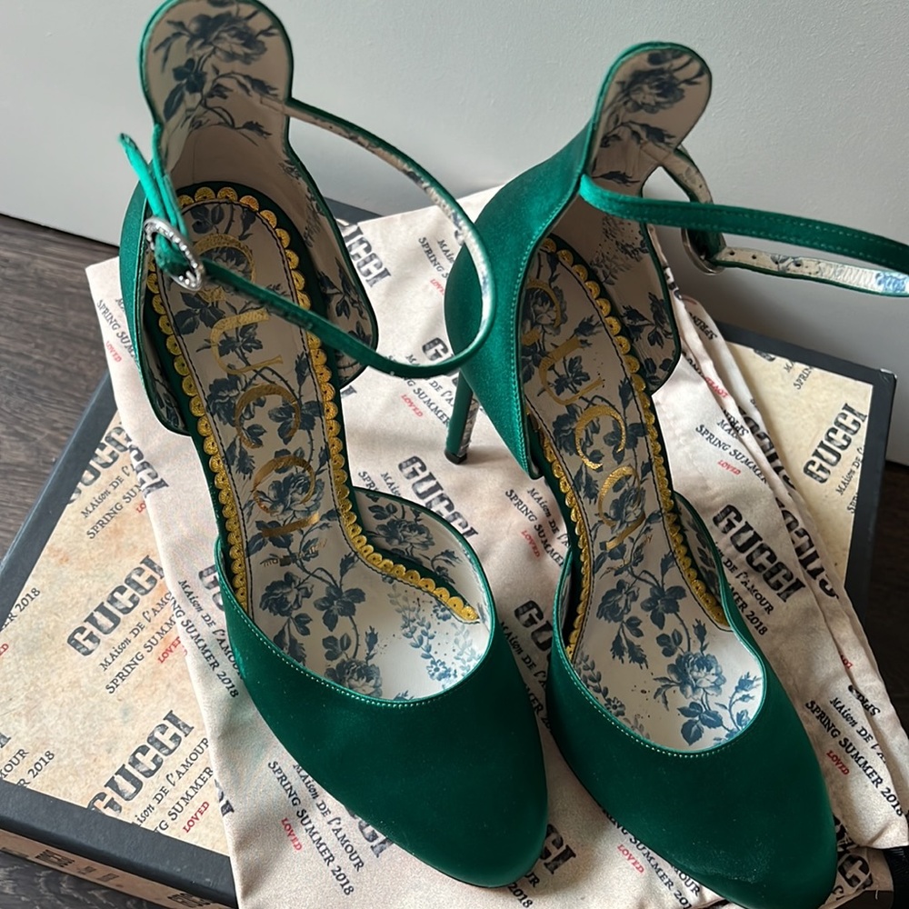Gucci Crystal Embellishments D’Orsay Pumps - size 38 - worn once - Picture 2 of 5